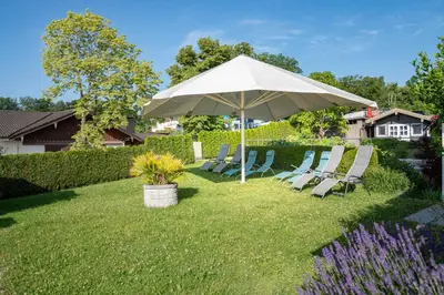 Ein Garten an der Unterkunft ChiemseeStern Vacation & Recreation 
