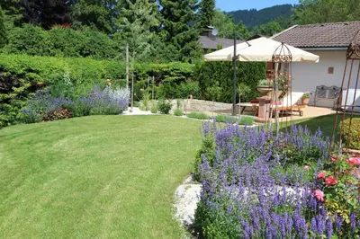 Ein Garten an der Unterkunft 180 qm Luxus Chalet für Familien und Freunde 6 Personen