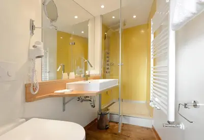 Ein Badezimmer in der Unterkunft Hotel Bayerisch Meran