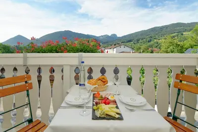 Ein allgemeiner Bergblick oder ein Berglick von des Hotels aus