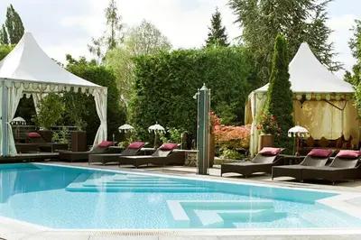 Der Swimmingpool an oder in der Nähe von Parkhotel Heidehof Apartements
