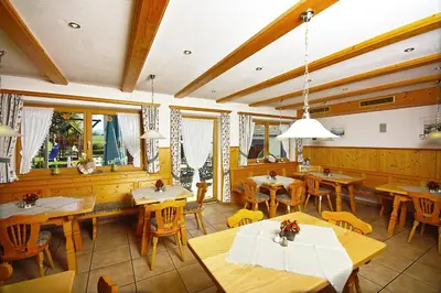 Ein Restaurant oder anderes Speiselokal in der Unterkunft Gasthof 