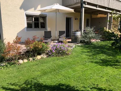 Ein Garten an der Unterkunft Chiemsee Beachhouse Apartment