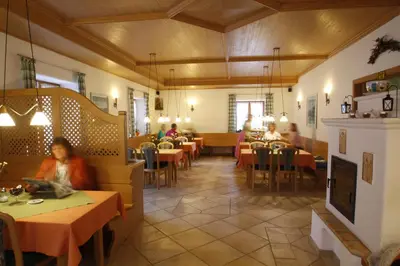 Ein Sitzbereich in der Unterkunft Hotel-Cafe Hanfstingl
