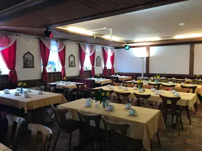 Ein Restaurant oder anderes Speiselokal in der Unterkunft Landgasthof Doldewirt