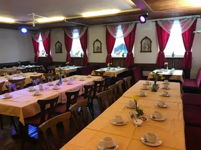 Ein Restaurant oder anderes Speiselokal in der Unterkunft Landgasthof Doldewirt