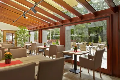 Ein Restaurant oder anderes Speiselokal in der Unterkunft Hotel Sauerlacher Post