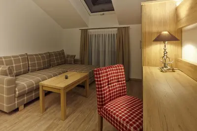 Ein Sitzbereich in der Unterkunft Hotel Sauerlacher Post