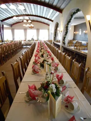 Ein Restaurant oder anderes Speiselokal in der Unterkunft Landhotel Kistlerwirt