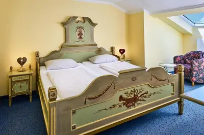 Ein Bett oder Betten in einem Zimmer der Unterkunft Landhotel Kistlerwirt