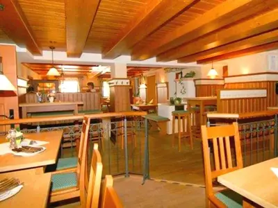 Ein Restaurant oder anderes Speiselokal in der Unterkunft Landhotel Kistlerwirt