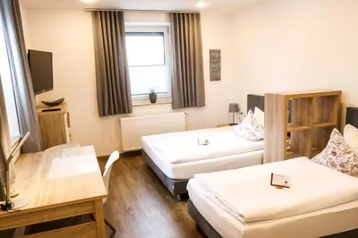 Ein Bett oder Betten in einem Zimmer der Unterkunft Gästehaus zur Linde