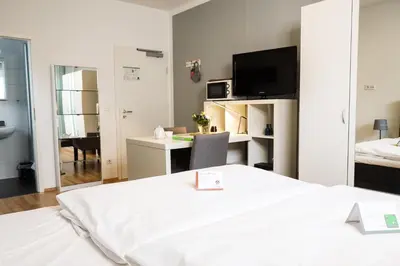 Ein Bett oder Betten in einem Zimmer der Unterkunft Gästehaus zur Linde