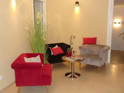 Ein Sitzbereich in der Unterkunft Hotel Andra München