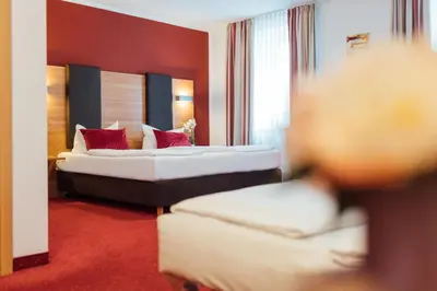 Ein Bett oder Betten in einem Zimmer der Unterkunft Hotel Andra München