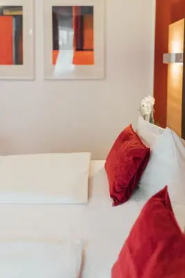 Ein Bett oder Betten in einem Zimmer der Unterkunft Hotel Andra München