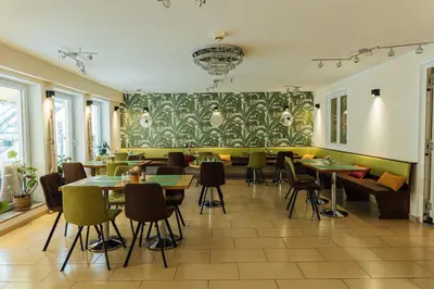Ein Restaurant oder anderes Speiselokal in der Unterkunft Hotel Andra München