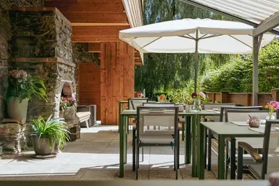 Ein Garten an der Unterkunft Hotel Villa Lago