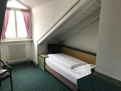Ein Bett oder Betten in einem Zimmer der Unterkunft Stadthotel Berggeist