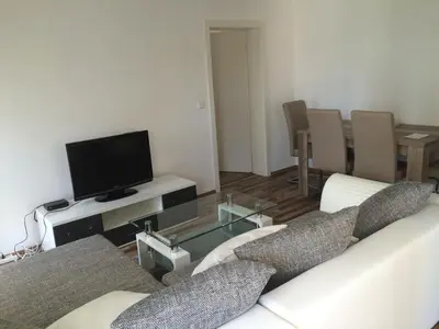TV/Unterhaltungsangebot in der Unterkunft L&L Lodge Günding