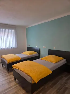 Ein Bett oder Betten in einem Zimmer der Unterkunft Helmers Gästehaus