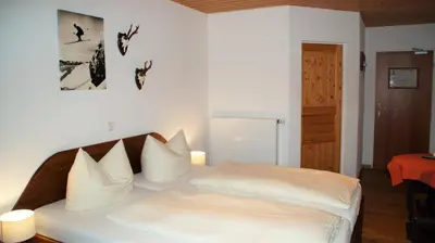 Ein Bett oder Betten in einem Zimmer der Unterkunft Hotel Karwendelblick