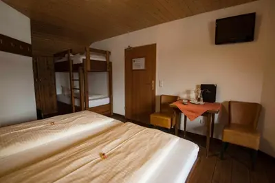 Ein Bett oder Betten in einem Zimmer der Unterkunft Hotel Karwendelblick