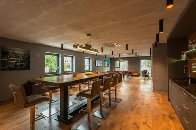 Ein Restaurant oder anderes Speiselokal in der Unterkunft Golden Ball, Exclusive Serviced Apartments Munich