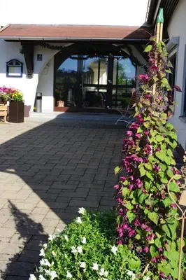 Ein Garten an der Unterkunft Hotel Sonnenbichl