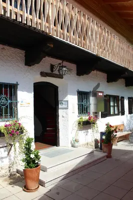 Eine Fassade oder ein Eingang zu Jugendherberge Schliersee