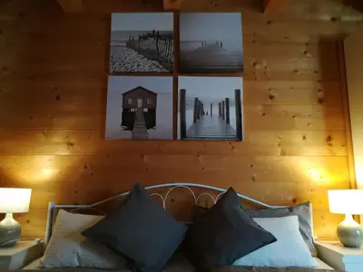Ein Bett oder Betten in einem Zimmer der Unterkunft Studio im Blockhaus am Chiemsee