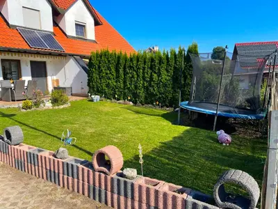 Ein Garten an der Unterkunft Ferienhaus Ferienwohnung Aretsried
