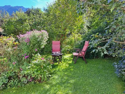 Ein Garten an der Unterkunft Ferienwohnungen im Lüftlmalereck, Mussldomahaus