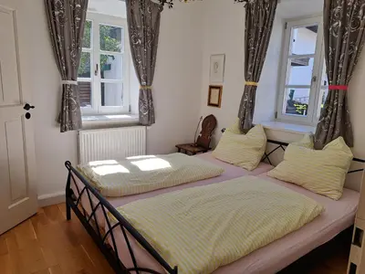 Ein Bett oder Betten in einem Zimmer der Unterkunft Ferienwohnungen im Lüftlmalereck, Mussldomahaus