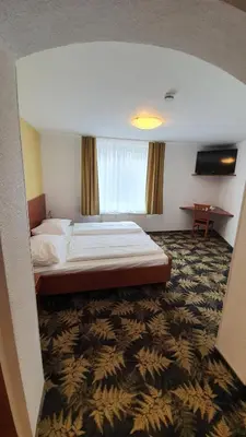 Ein Bett oder Betten in einem Zimmer der Unterkunft Hotel Der Tannenbaum