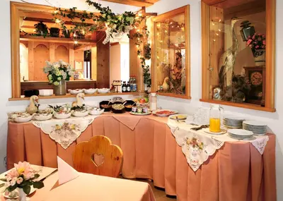 Ein Restaurant oder anderes Speiselokal in der Unterkunft Hotel Hubertus