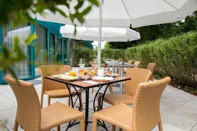 Ein Garten an der Unterkunft Victory Gästehaus Therme Erding