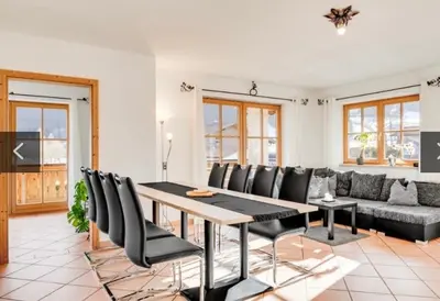 Ein Sitzbereich in der Unterkunft Ferienwohnung Bergblick für bis 13 oder 14 Personen mit 5 Schlafzimmer und 3 Bäder