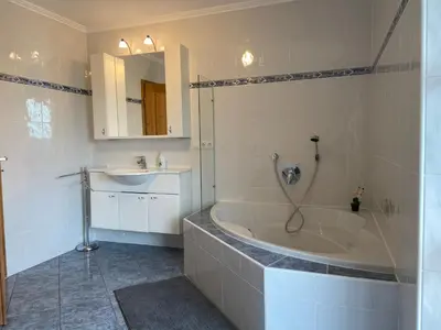 Ein Badezimmer in der Unterkunft Ferienwohnung Bergblick für bis 13 oder 14 Personen mit 5 Schlafzimmer und 3 Bäder