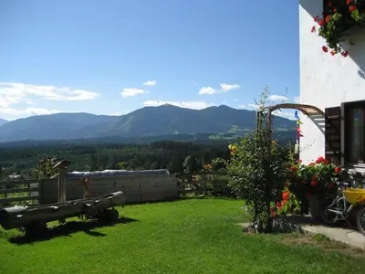 Ein allgemeiner Bergblick oder ein Berglick von der Ferienwohnung aus