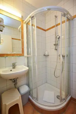 Ein Badezimmer in der Unterkunft Gasthof-Hotel Zur Post Samerberg