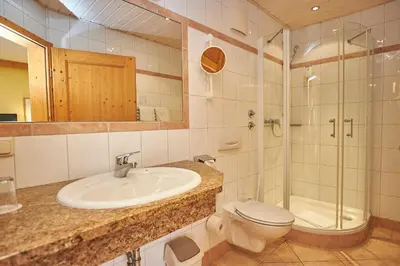 Ein Badezimmer in der Unterkunft Gasthof-Hotel Zur Post Samerberg