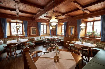 Ein Restaurant oder anderes Speiselokal in der Unterkunft Gasthof-Hotel Zur Post Samerberg