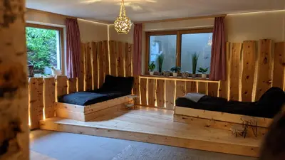 Ein Sitzbereich in der Unterkunft Kleines Zirbelhotel - ÜF