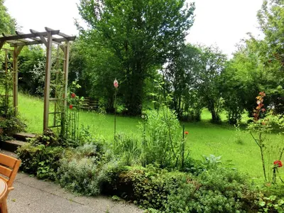 Ein Garten an der Unterkunft Appealing apartment in Bad Bayersoien with balcony