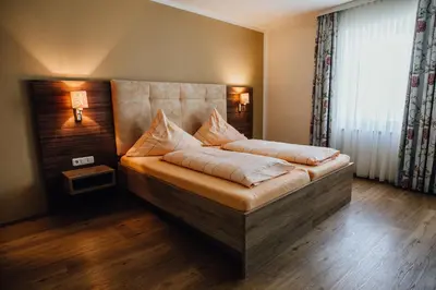 Ein Bett oder Betten in einem Zimmer der Unterkunft Zum Alten Wirt