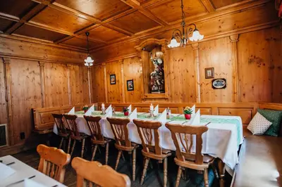 Ein Restaurant oder anderes Speiselokal in der Unterkunft Zum Alten Wirt