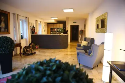 Ein Sitzbereich in der Unterkunft Auwald Hotel