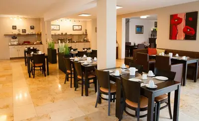 Ein Restaurant oder anderes Speiselokal in der Unterkunft Auwald Hotel