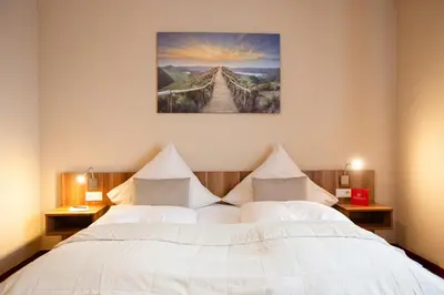 Ein Bett oder Betten in einem Zimmer der Unterkunft Auwald Hotel